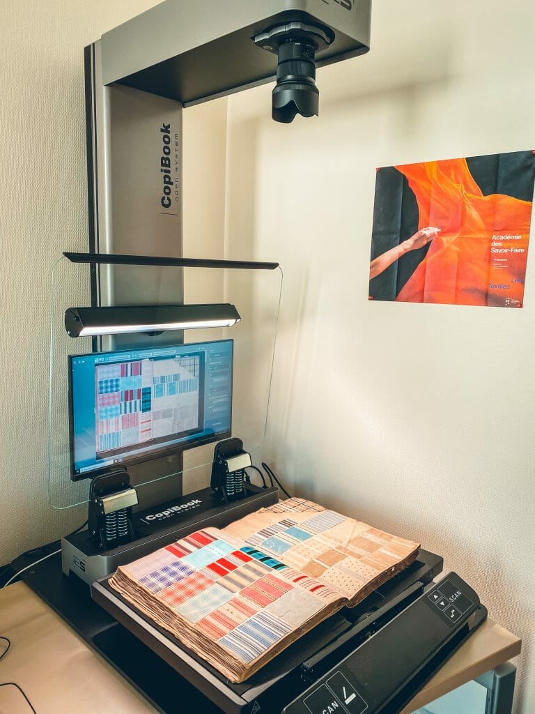 Machine qui numérise les motifs textiles